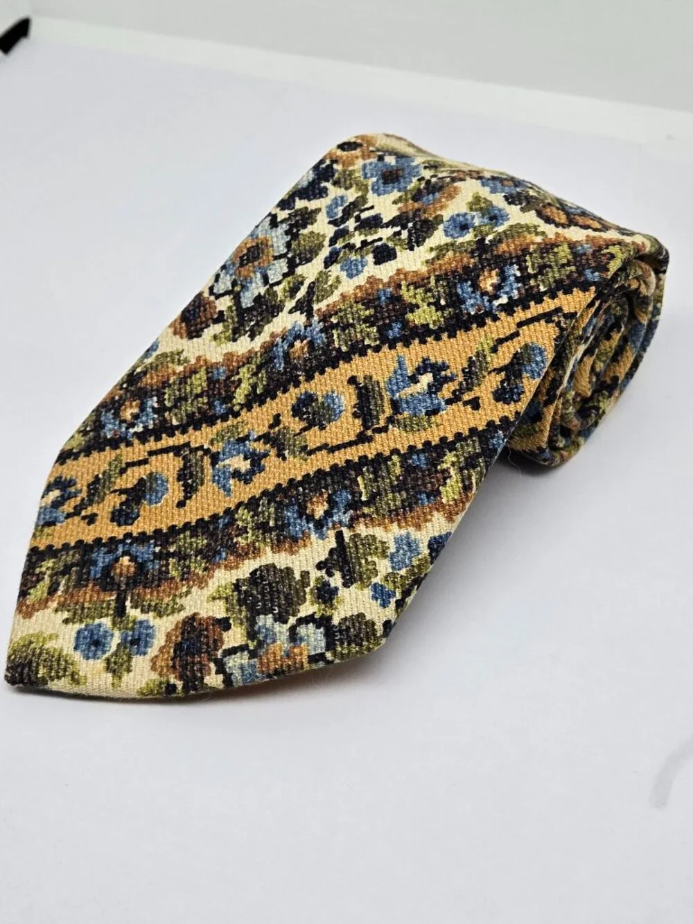 Vintage 1970s Kipper Mens Tie, Tapestry Pattern, 4.5